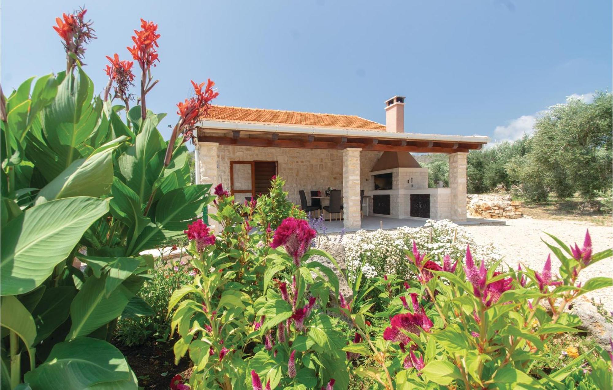 Awesome Home In Smokvica With Kitchen Exterior foto