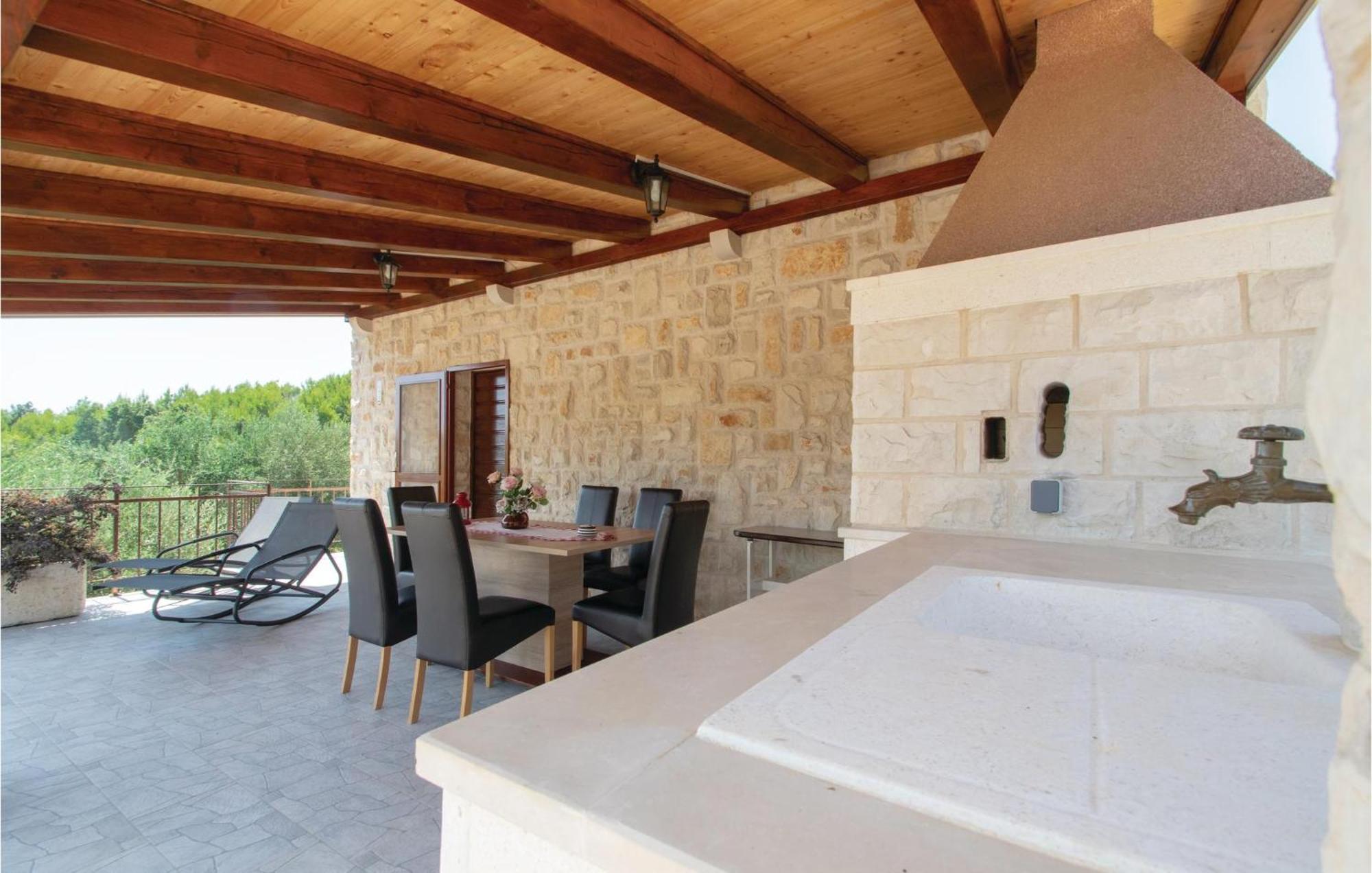 Awesome Home In Smokvica With Kitchen Exterior foto