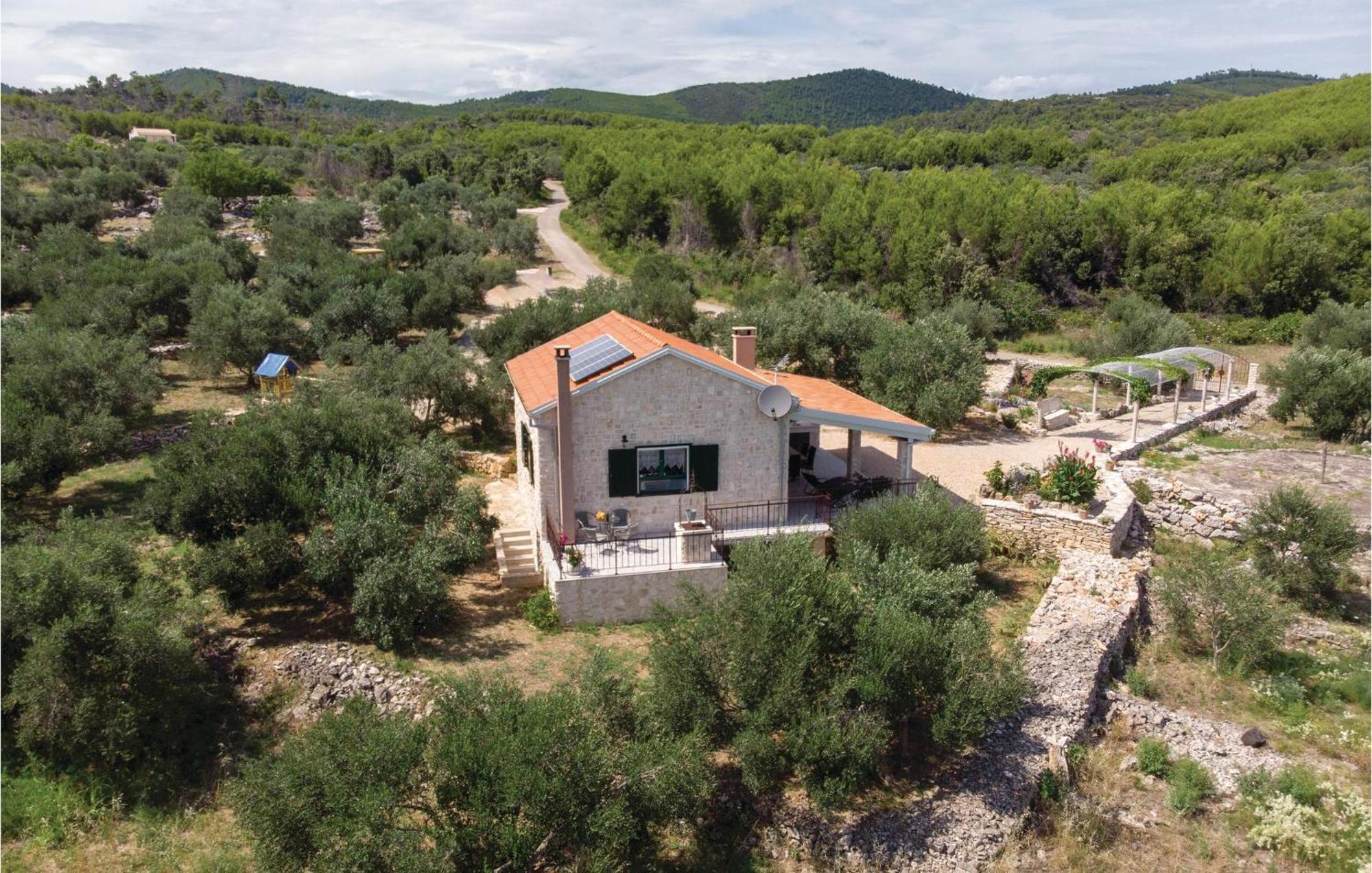 Awesome Home In Smokvica With Kitchen Exterior foto
