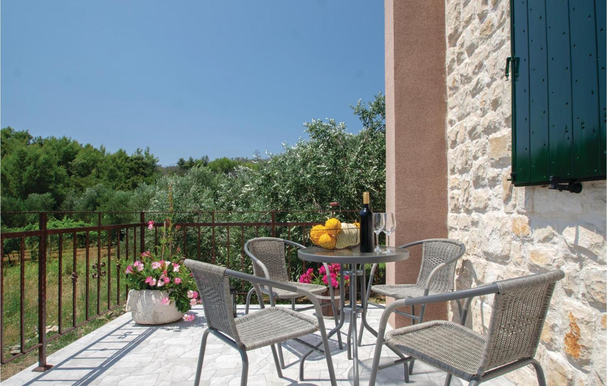 Awesome Home In Smokvica With Kitchen Exterior foto